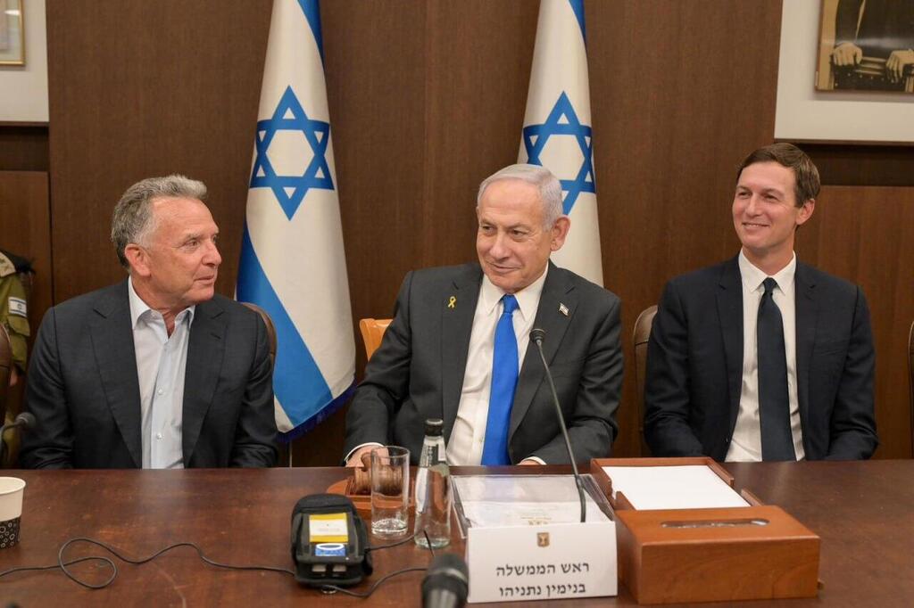 וויטקוף לצד נתניהו בישיבת הממשלה. אוקטובר 2025 (צילום: מעיין טואף/ לע"מ) ישיבת הממשלה בה לקחו חלק ויטקוף וקושנר