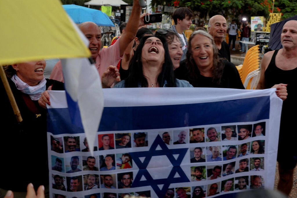 משפחות החטופים מגיבות לחתימה על הסכם שחרור החטופים (צילום: REUTERS/Ronen Zvulun) משפחות החטופים מגיבות לחתימה על הסכם שחרור החטופים
