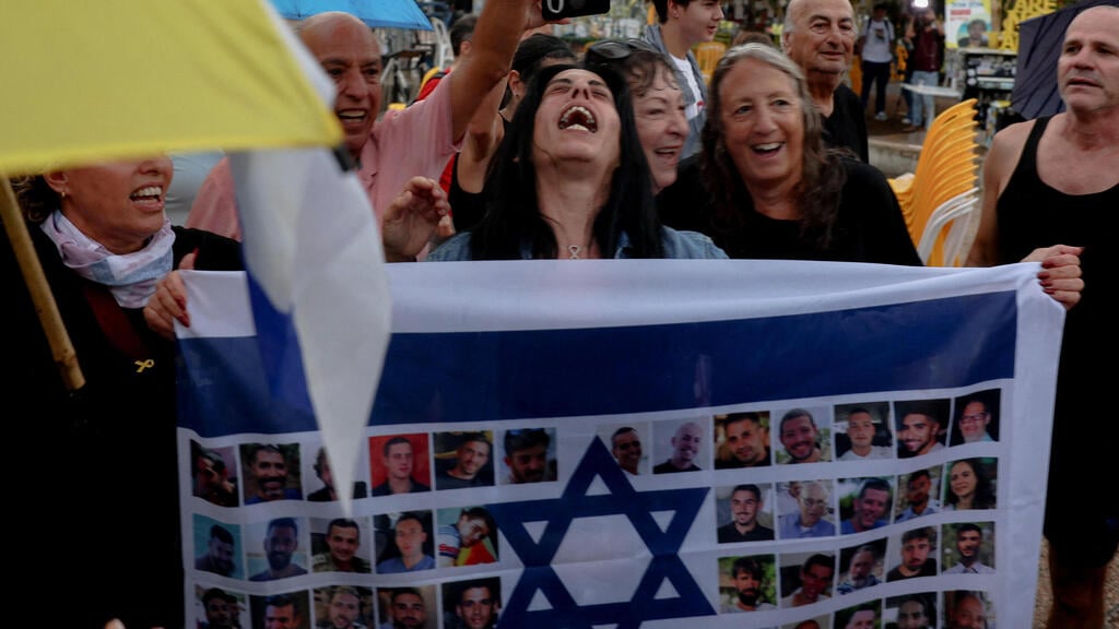 עינב צנגאוקר בחגיגות בכיכר (צילום: REUTERS/Ronen Zvulun) משפחות החטופים מגיבות לחתימה על הסכם שחרור החטופים