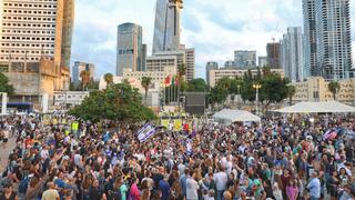 חוגגים חתימה על עסקה בכיכר החטופים