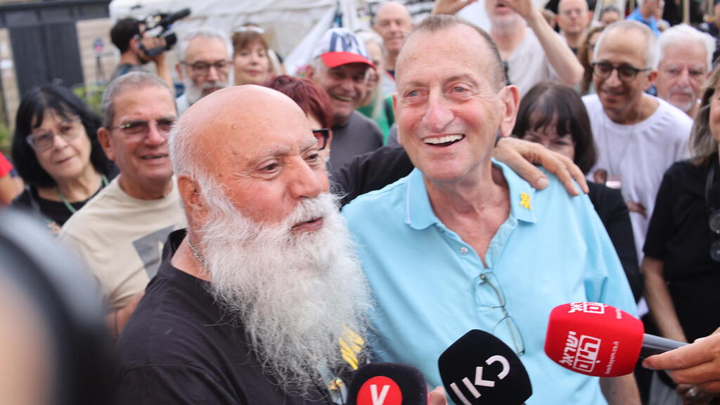 דני מירן וחולדאי ב"כיכר השבים" (צילום: יריב כץ) חגיגות בכיכר החטופים לאחר החתימה על הסכם לסיום המלחמה