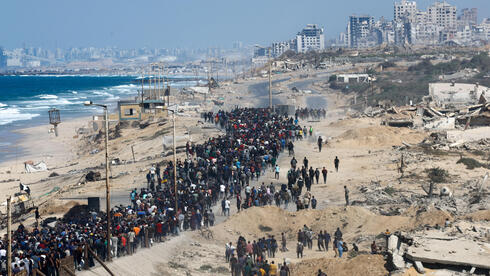 Thousands return to destroyed Gaza City after ceasefire takes effect