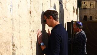 סטיב וויטקוף וג'ארד ואיוונקה קושנר נשאו תפילה בכותל המערבי להצלחת העסקה