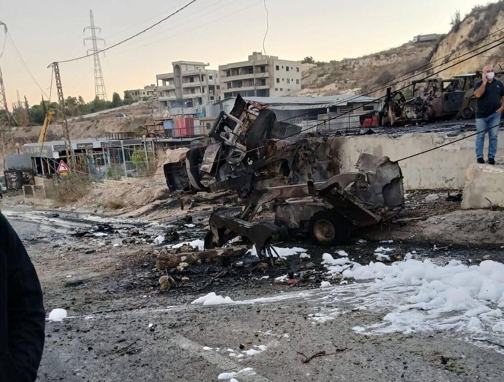 אחד מהדחפורים שהותקפו הלילה. הלבנונים דיווחו על הרוג ו-7 פצועים הדחפורים שנשרפו בסדרת התקיפות בדרום לבנון
