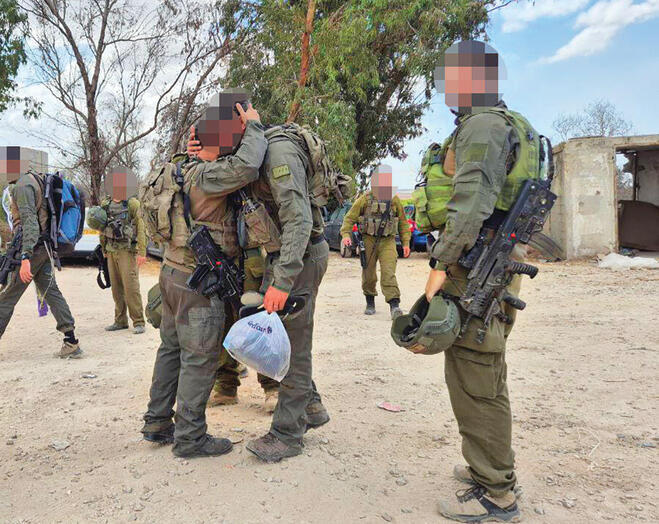 חיבוק של לוחמים yk14542646