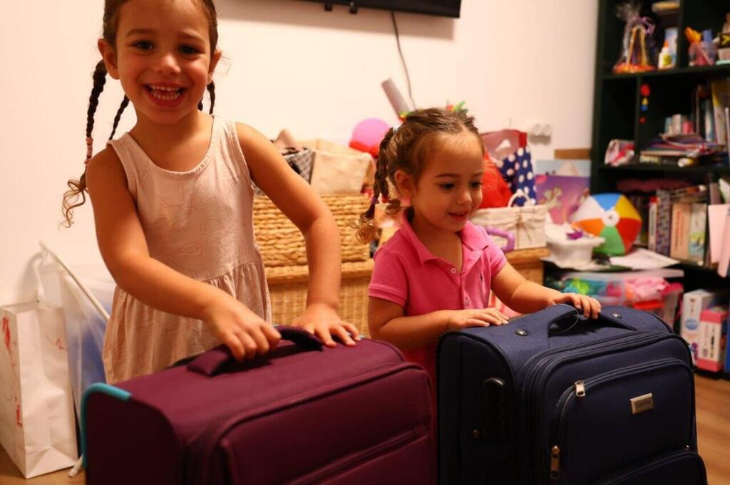 Omri Miran's young daughters have packed a suitcase for him (Photo: Courtesy of the family) בנותיו של עמרי מירן מחכות לו