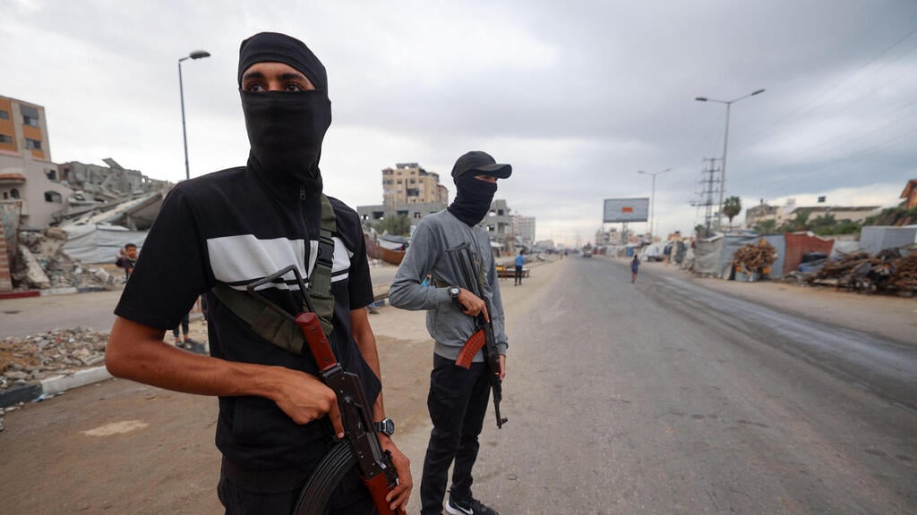 מחבלי חמאס בנוסייראת (צילום: Eyad BABA / AFP) מחבלי חמאס בנוסייראת