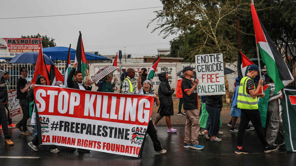 Pro-Palestinian protest in South Africa (Photo: Emilio Morenatti/ AP) הפגנה פרו פלסטינית בדרום אפריקה