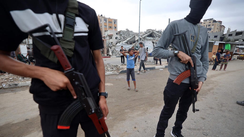 Hamas terrorists (Photo: Eyad Baba/ AFP) מחבלי חמאס בנוסייראת