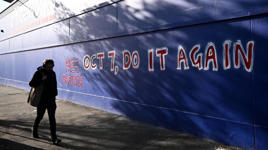 A graffiti in Melbourne, Australia (Photo: Joel Carrett / AAP via Reuters) "7 באוקטובר, תעשו את זה שוב": כתובת גרפיטי בעד טרור במלבורן, אוסטרליה