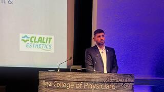 ד"ר רימי עאסי מנהל תחום השתלות שיער בכללית אסתטיקה במהלך ההרצאה בכנס בלונדון