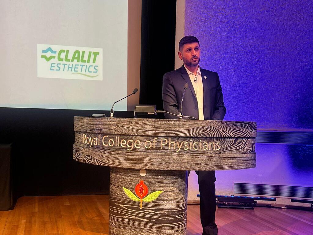 ד"ר רימי עאסי מנהל תחום השתלות שיער בכללית אסתטיקה במהלך ההרצאה בכנס בלונדון