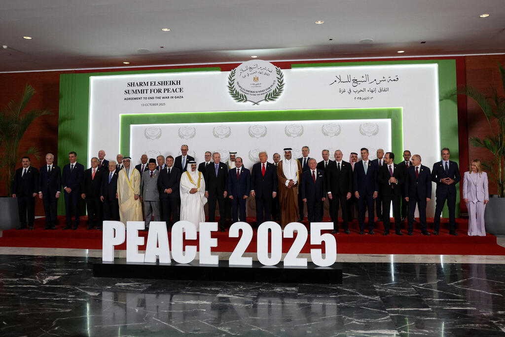 "שלום 2025". המנהיגים בפסגה בשארם א-שייח, הערב (צילום: רויטרס/REUTERS/Suzanne Plunkett/Pool) נשיא ארה"ב טראמפ עם מנהיגים ב פסגה ב שארם א-שייח מצרים