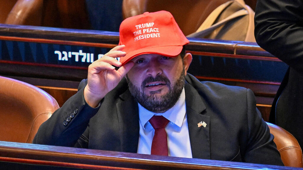 "טראמפ נשיא השלום". עלות הכובעים: 17 אלף שקלים (צילום: Kenny Holston/Pool via REUTERS) מליאת הכנסת