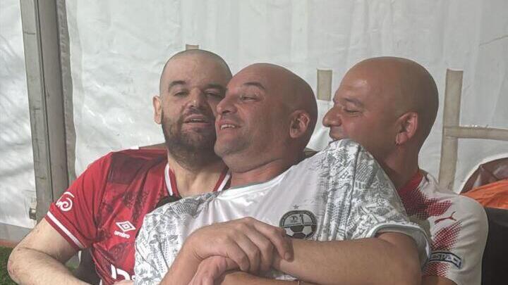 איתן הורן יחד עם אחיו יאיר ועמוס איתן הורן ואחיו נפגשים לראשונה