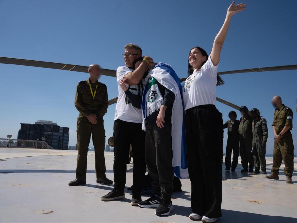 The Angrests arrive at the hospital after Matan's release from Hamas captivity (Photo: IDF) מתן אנגרסט נוחת בבית החולים