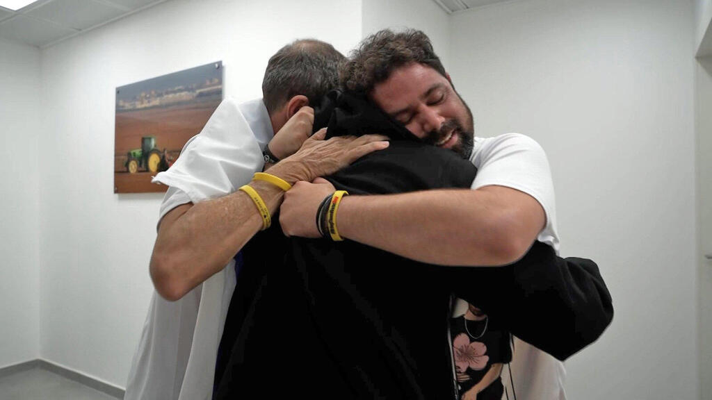 המפגש המרגש ברעים (צילום: דובר צה"ל) המפגש המרגש של גיא גלבוע-דלאל עם משפחתו בנקודת הקליטה הראשונית