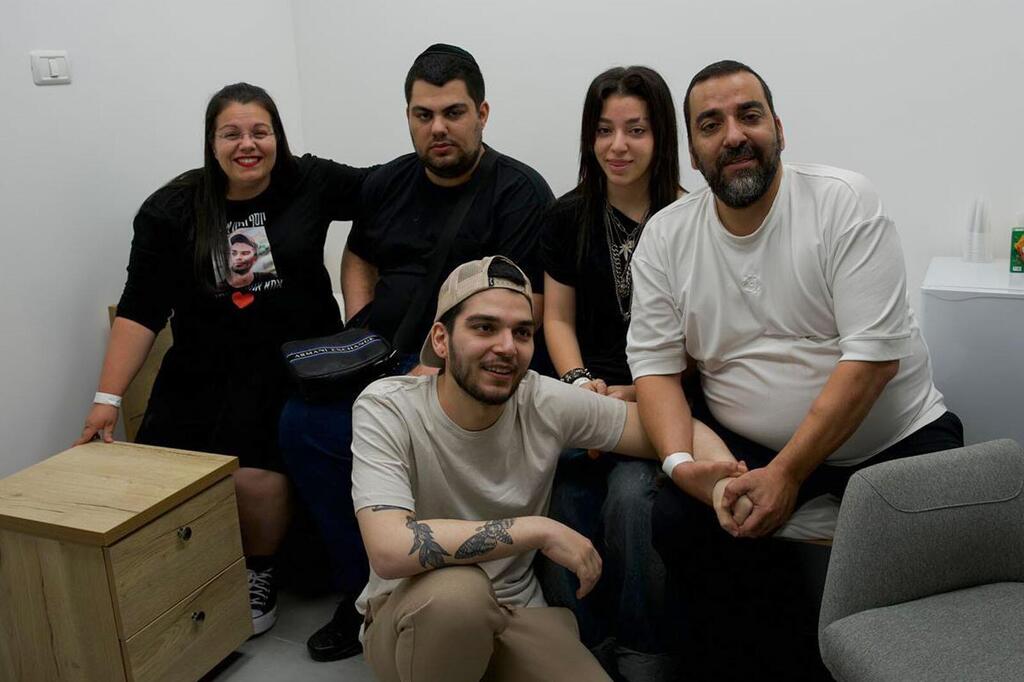 יוסף חיים אוחנה עם משפחתו בבית החולים ( צילום: דובר צה"ל) יוסף חיים אוחנה נפגש עם משפחתו לראשונה