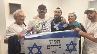 בר קופרשטיין ואביו טל מתחבקים בעמידה