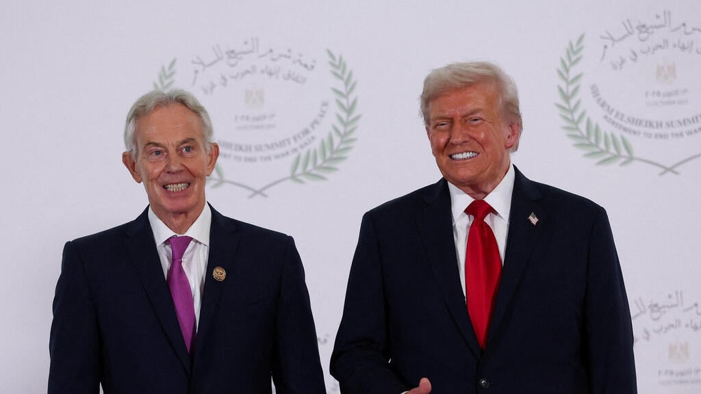 Tony Blair and Trump (Photo: Suzanne Plunkett/ Reuters) נשיא ארה"ב עם ראש ממשלת בריטניה לשעבר טוני בלייר פסגה שארם א-שייח מצרים