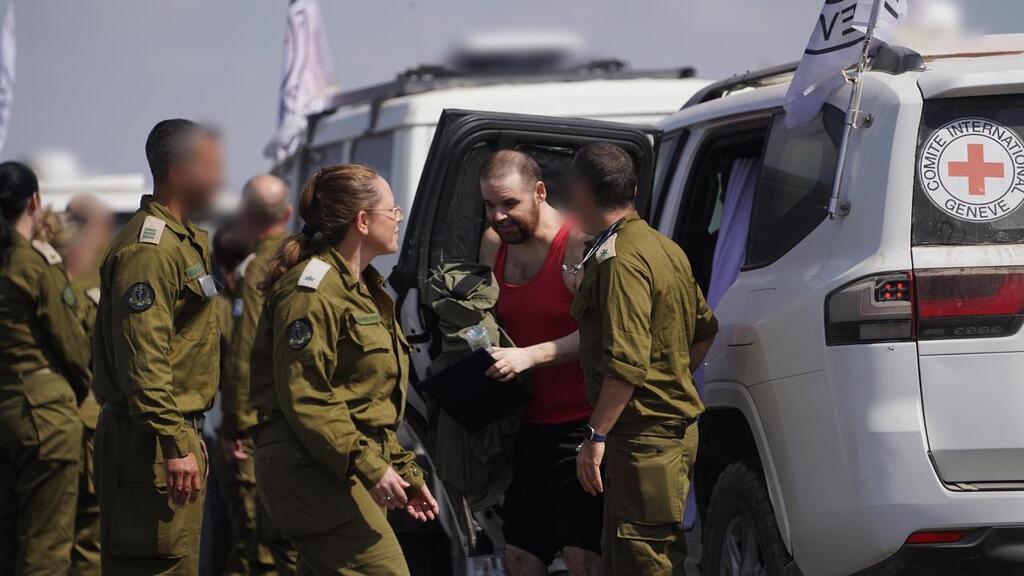 איתן ברגע החבירה לנציגי צה"ל (צילום: דובר צה"ל) איתן הורן ברגע החבירה לנציגי צה"ל