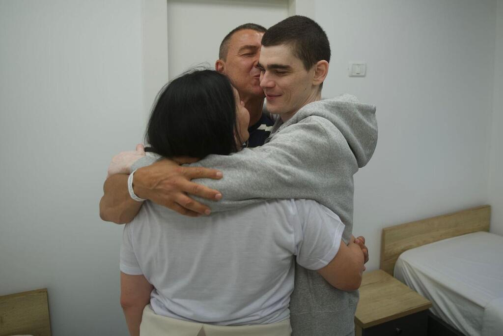 מקסים הרקין עם משפחתו בנקודת הקליטה הראשונית (צילום: דובר צה"ל) מקסים הרקין במפגש עם משפחתו