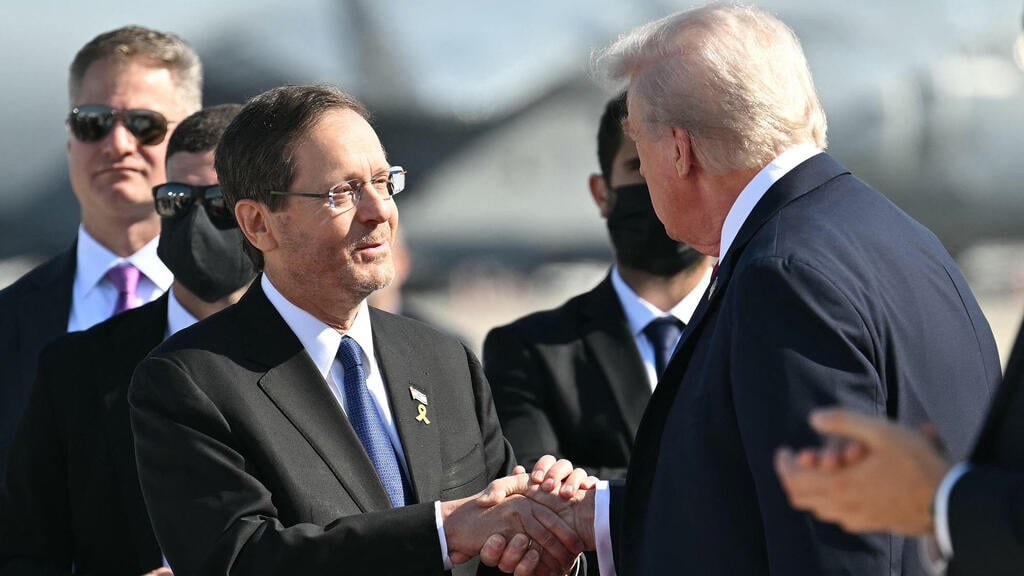 Herzog welcomes Trump at Ben-Gurion Airport (Photo: Saul Loeb / AFP) יצחק הרצוג קבלת פנים ל נשיא ארה"ב דונלד טראמפ ב בנתב"ג