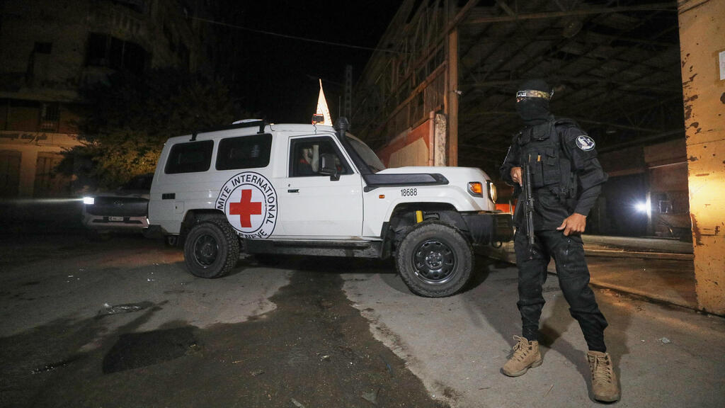 Red Cross is picking up the body of a dead hostage in Gaza (Photo: Yousef Al Zanoun/AP) העברת הגופות לצלב האדום החלה
