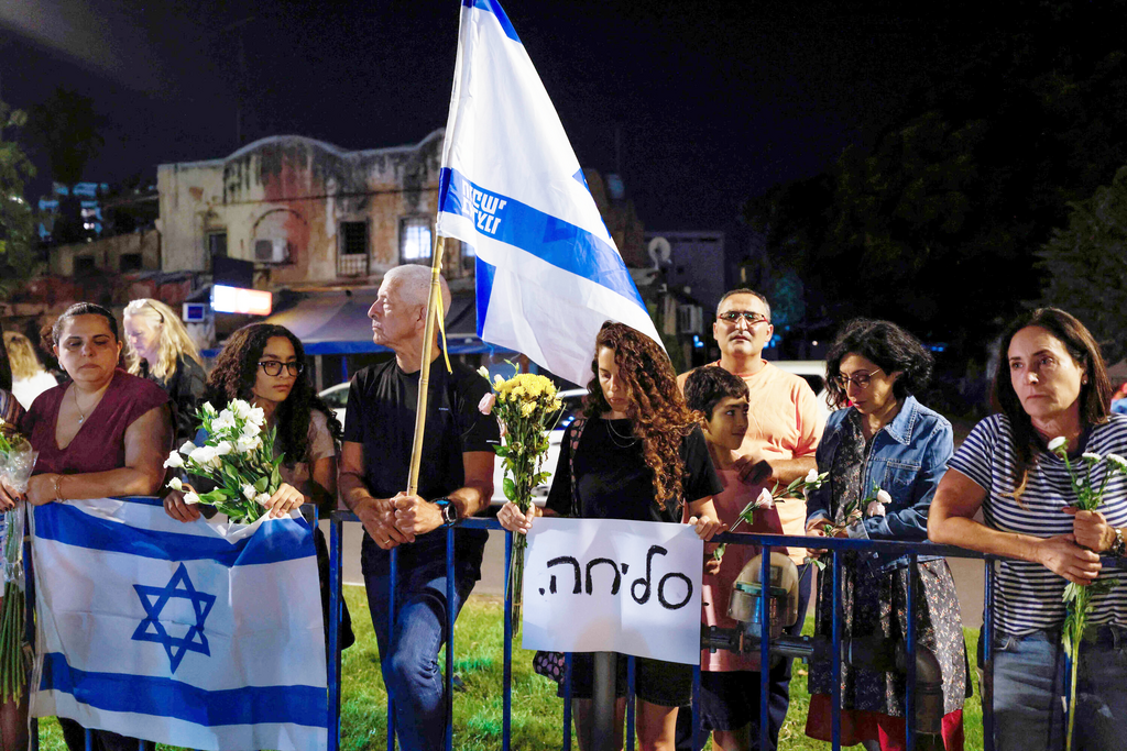 עומדים עם שלטים מחוץ למכון באבו כביר (צילום: Jalaa MAREY / AFP) עם שלט סליחה מחוץ למכון ב אבו כביר אחרי החזרת ארונות חטופים חללים מ רצועת עזה 13 באוקטובר