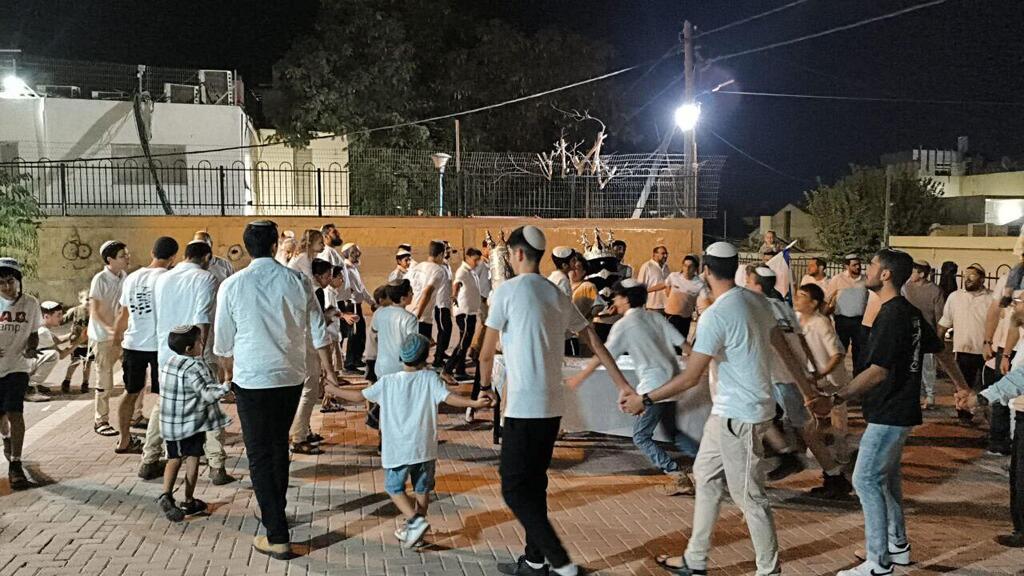 Hakafot shniyot in Ofakim, two years after the Simchat Torah massacre (Photo: Guy Ezra) הקפות שניות באופקים, שנתיים אחרי טבח שמחת תורה