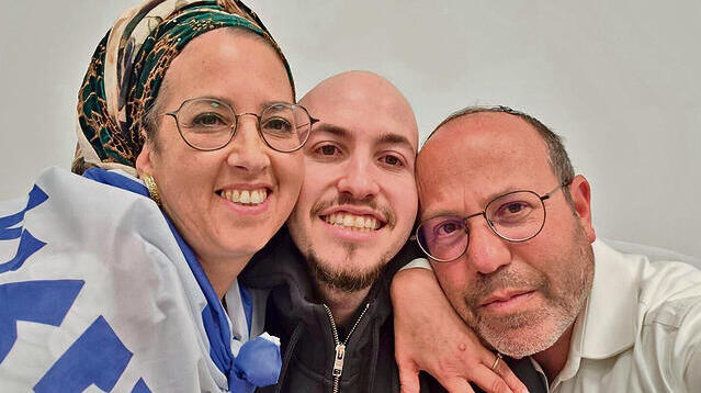 מחובקים ומחוייכים. איתן והוריו yk14545199