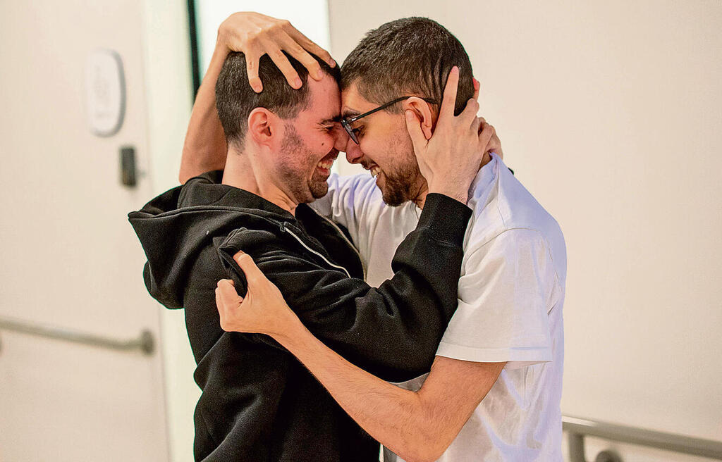 האיחוד המחודש של חברי הילדות. אביתר דוד וגיא גלבוע דלאל בבית החולים | צילום: בועז אופנהיים, לע”מ yk14545451