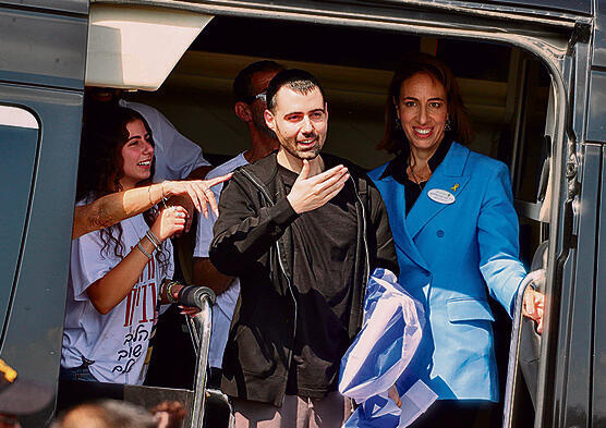 “מאושרים שהוא חיוני”. גיא מנופף לחבריו מהמסוק | צילום: יריב כץ yk14545472