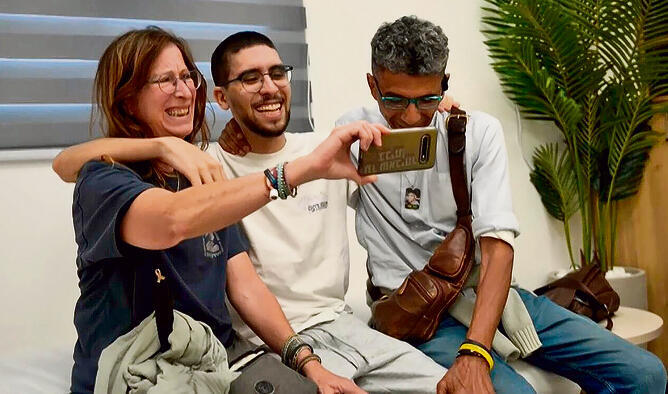 “מהרגע הראשון ידענו שיחזור”. אביתר דוד עם הוריו (צילום: דובר צה"ל) yk14545487