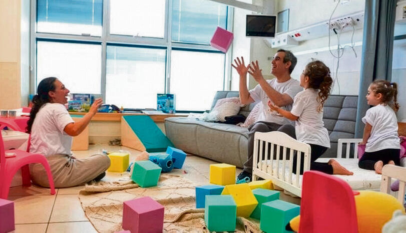 השלים את מה שאיבד במשך שנתיים. עמרי סוף־סוף עם לישי ובנותיו רוני ועלמא | צילום: אלעד מלכה, לע"מ yk14545705