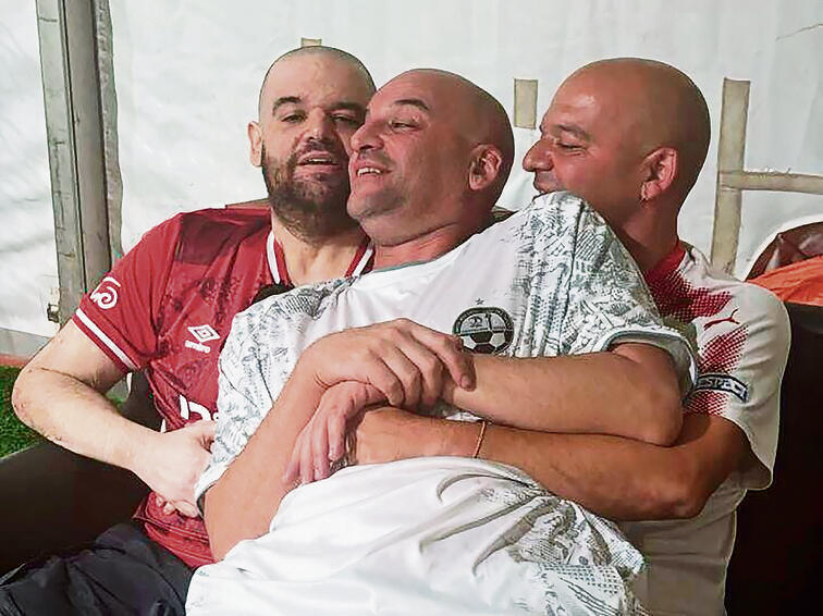 שלישייה מנצחת. איתן (משמאל) עם אחיו יאיר (במרכז), ועמוס במפגש ברעים yk14545732