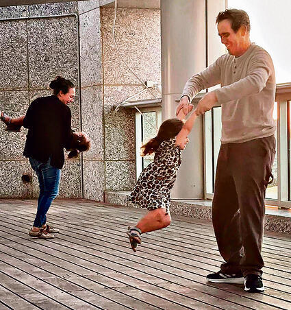 משפחת מירן משתובבת בבית החולים yk14546558