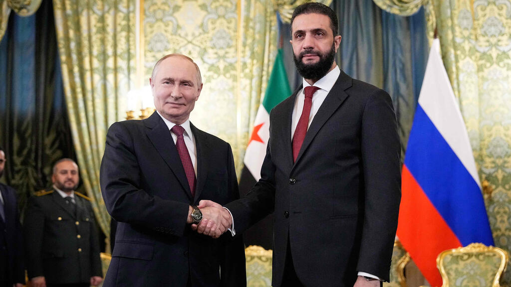 Syrian President Ahmad al-Sharaa and Russian President Vladimir Putin during their meeting in October (Photo: Alexander Zemlianichenko / POOL / AFP) נשיא רוסיה ולדימיר פוטין נשיא סוריה אחמד א-שרע