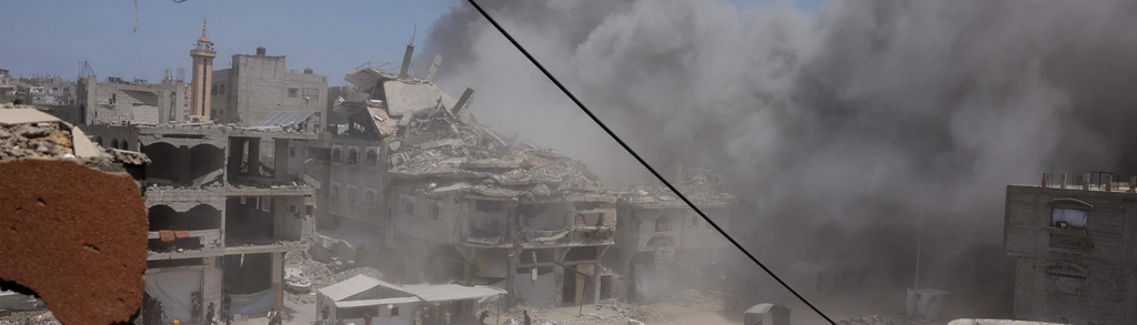 א-ספטאווי צפון מערב רצועה רצועת עזה בניין מגורים הופצץ פצצה פיצוץ תקיפה אווירית הפצצה ישראלית חיל האוויר שיגור אש עשן מטרה לחימה (צילום: BASHAR TALEB / AFP) א-ספטאווי צפון מערב רצועה רצועת עזה בניין מגורים הופצץ פצצה פיצוץ תקיפה אווירית הפצצה ישראלית חיל האוויר שיגור אש עשן מטרה לחימה