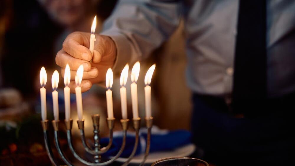 לחגים יש ערך. הדלקת נרות חנוכה (צילום: Drazen Zigic / Shutterstock) הדלקת נרות חנוכה