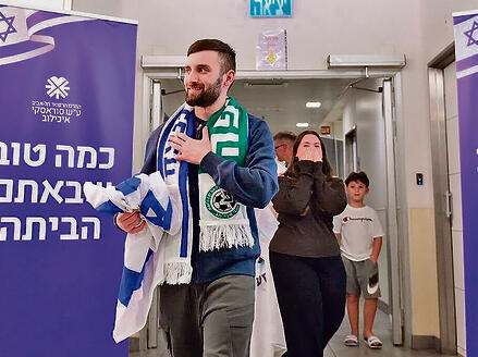 מתן מגיע לאיכילוב. חזק וזקוף קומה yk14545351