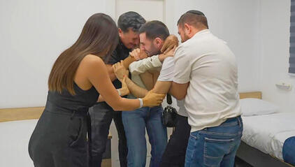 דמעות של כאב ואושר. שגב עם המשפחה | צילום: דובר צה"ל yk14546652