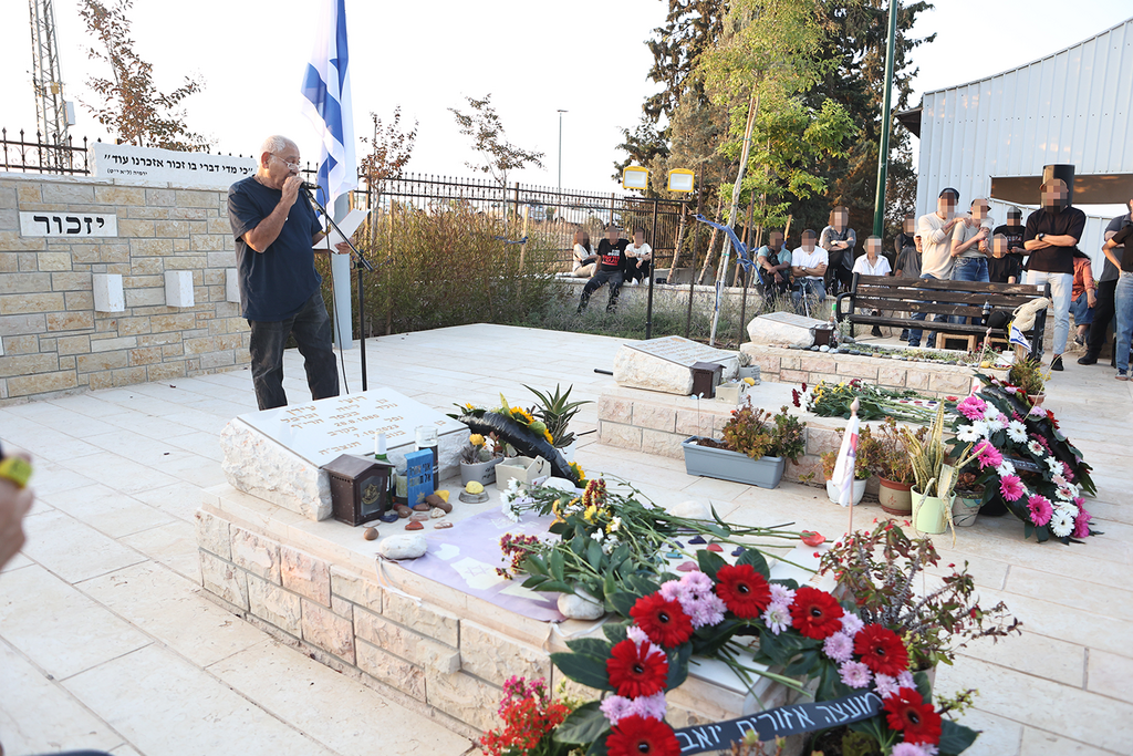 אזכרתם של רועי וסמדר עידן בבית העלמין בכפר הריף (צילום: שמוליק דודפור ) אזכרתו של רועי עידן צלם ynet בבית העלמין כפר הריף