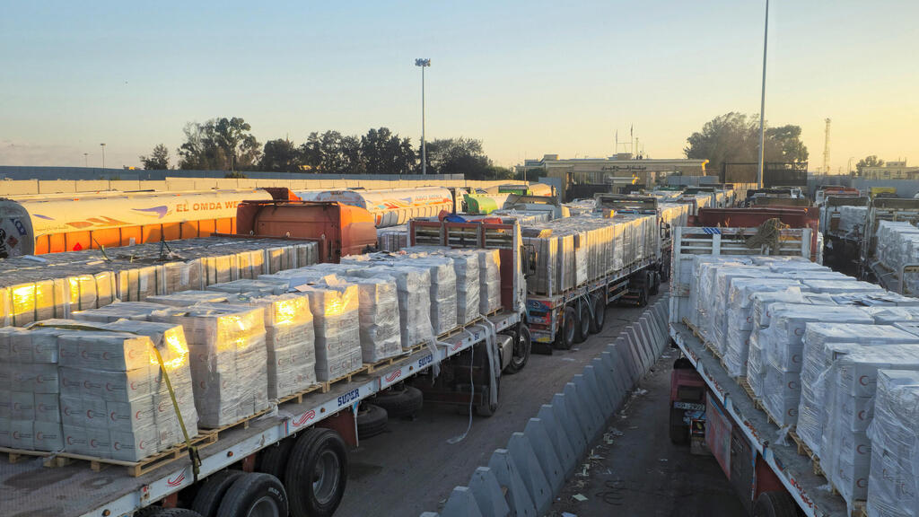 Humanitarian aid on the Egyptian side of the Rafah crossing (Photo: Reuters/Stringer) מעבר רפיח מצרים