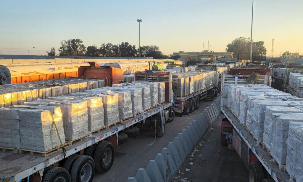 Humanitarian aid convoy on the Egyptian side of the Rafah border crossing with Gaza (Photo: REUTERS/Stringer) מעבר רפיח מצרים