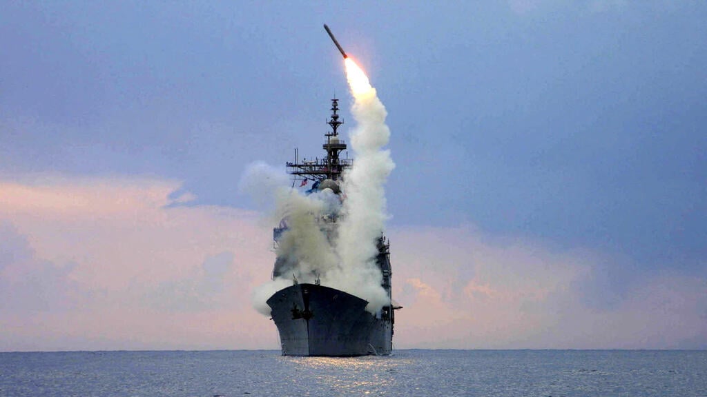 A Tomahawk missile is launched from the guided-missile destroyer USS Cape St. George, archive (Photo: REUTERS/U.S. Navy/Intelligence Specialist 1st Class Kenneth Moll/File Photo/File Photo) ארכיון 2003 טיל טומהוק משוגר מ משחתת הטילים של צבא ארה"ב USS Cape St. George