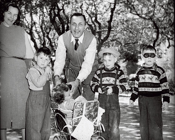 עם ילדים של עובדי העיתון במסיבת פורים. כמעט אלמוני בחייו ובמותו | צילום: דוד רובינגר yk14515845