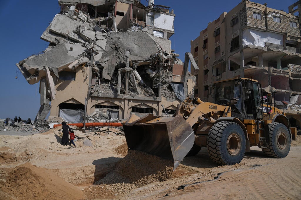 Photo: AP Photo/Abdel Kareem Hana חמאס מחפש את גופות החטופים בחאן יונס