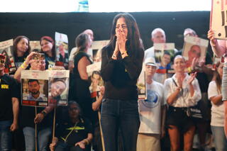 עינב צנגאוקר בעצרת בכיכר החטופים בתל אביב