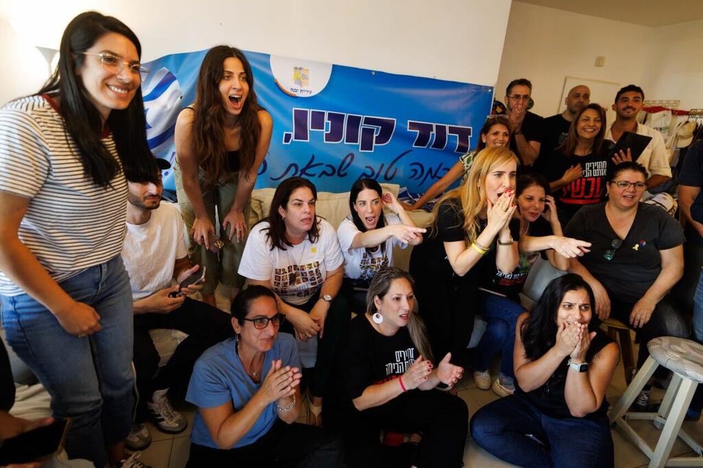 דניאל אלוני חוגגת עם משפחתה ביום שחרור החטופים ובני משפחתה - דוד ואריאל קוניו 